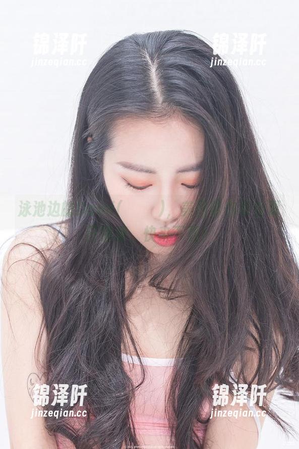 泳池边的Dami(퀸다미)，美图带你享受夏日清凉，快来下载！