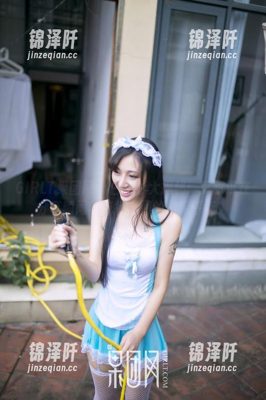 GIRLT果团网 - 白衬衫大揭秘：莫雅淇在分享瞬间和流行之间的独特平衡！