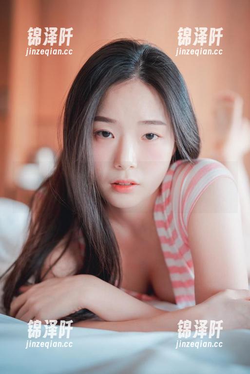 Pia(피아)的黑白照片，仿佛在说：‘颜色太复杂，咱们简简单单就好’