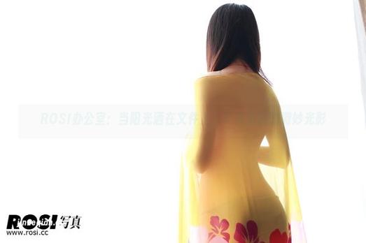 ROSI办公室：当阳光洒在文件上，写真原图的微妙光影