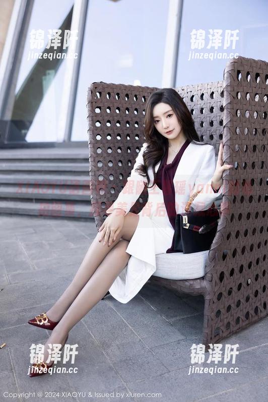 XIAOYU语画界 - 跟随王馨瑶yanni的私拍图集，探寻美足背后的深藏心事