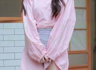 Xiuren秀人网 - 瑞瑞ruirui的丝袜写真分享：除了腿，还有这丝袜的调皮！
