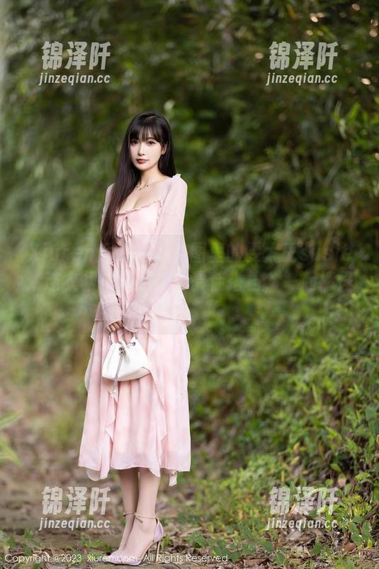 Xiuren秀人网-雯大王susie Xiuren秀人网 - 美图里的雯大王susie:连衣裙扮演了她的最佳搭档,一起搞怪!