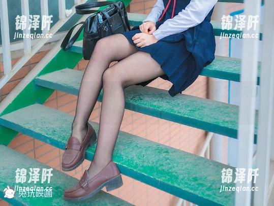 兔玩映画 兔玩映画又双叒叕更新了!蓝椅子上的黑丝少女,春天的气息你感受到了吗?