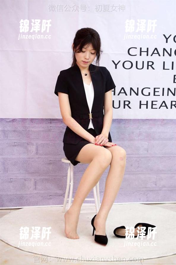 初夏女神-安妮 初夏女神 - 安妮黑白图包,简直是‘高冷’与‘暖心’的完美结合,快来下载!