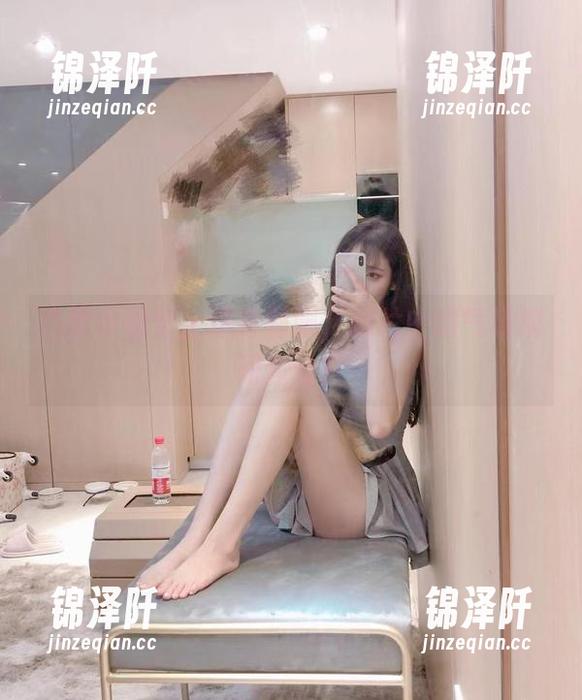 啾小妍 当啾小妍穿上这身制服,照片中的气场瞬间生动!