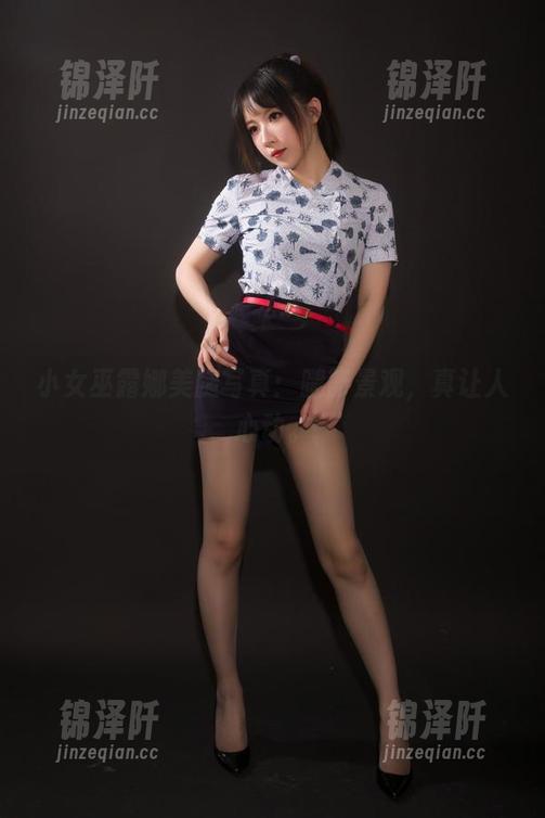 小女巫露娜 小女巫露娜美腿写真:腿部景观,真让人心动。