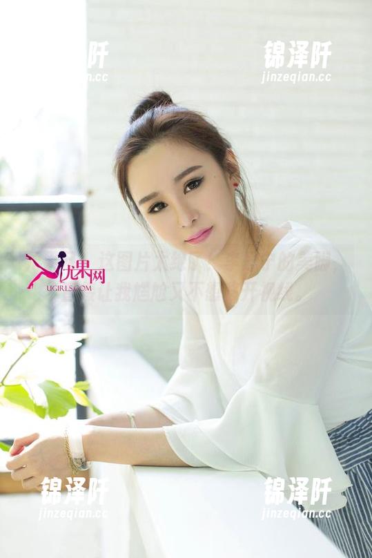 尤果网-李思宁 尤果网 - 这图片太绝了!李思宁的美脚,直接让我尴尬又不想移开视线。