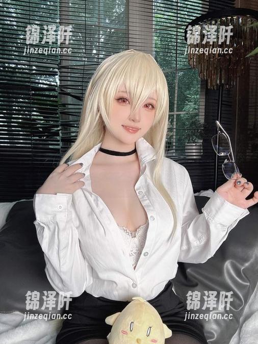 屿鱼yukako 一图看尽暖心与调皮:屿鱼yukako的金装猫猫头作品,谁说猫不能穿得奢华?