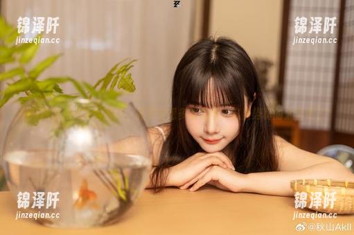 秋山AkI 最新秋山AkI泳池图册,忍不住想多看几遍,这姿势真的太自然了!