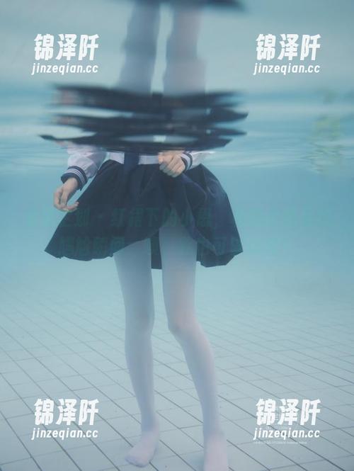 紧急企划-小恩 紧急企划 - 红裙下的小恩,私拍合集里的尴尬瞬间:噢,我也可以这样?