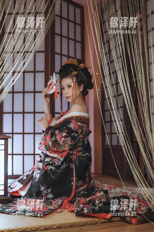 自闭颜球球 这个秋天,跟随自闭颜球球的全套绳子写真去冒险吧!