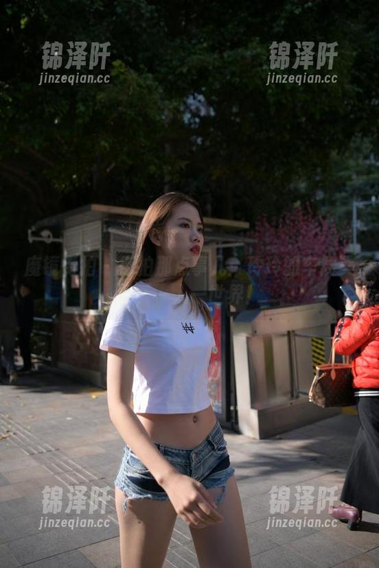 魔镜街拍-玲玲 魔镜街拍 - 街拍那点事儿:玲玲的车展美图,一人一世界!