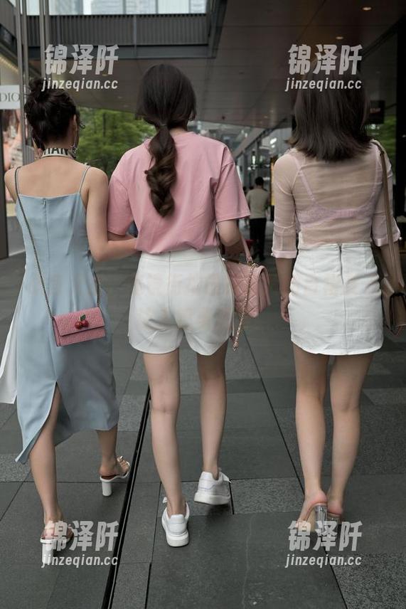魔镜街拍 欲言又止,魔镜街拍最新图片的白裙女子让人想象无限。